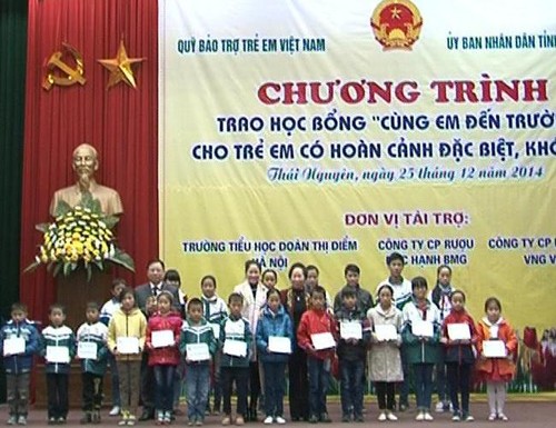 Trao học bổng cho trẻ em có hoàn cảnh đặc biệt khó khăn tỉnh Thái Nguyên - ảnh 1